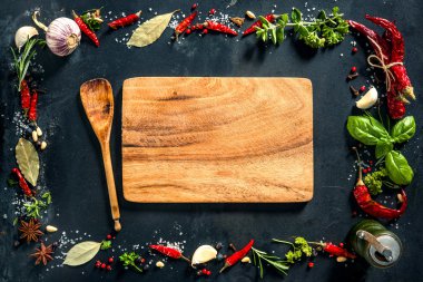 Otlar ve spicesover siyah taş arka plan