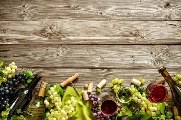 Romantisk middag med vin, ost och traditionell korv — Stockfoto