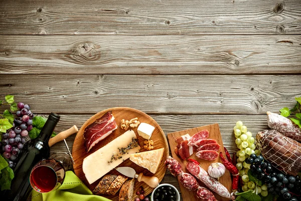 Romantisches Abendessen mit Wein, Käse und traditioneller Wurst — Stockfoto