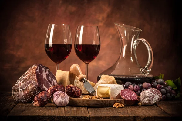 Martwa natura z wino, sery i wędliny — Zdjęcie stockowe