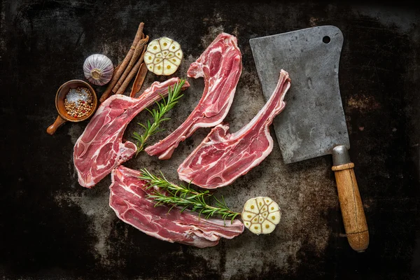 Carne fresca crua de cordeiro no fundo escuro — Fotografia de Stock