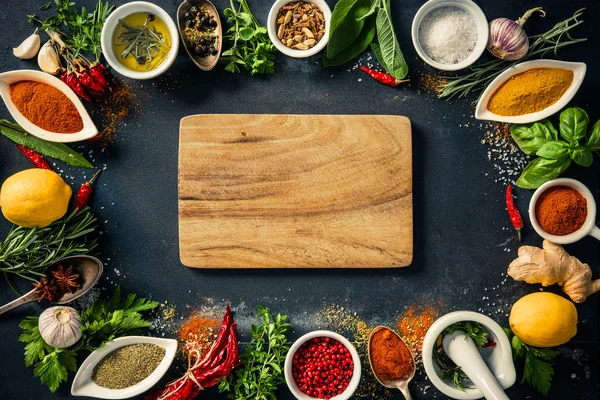 Otlar ve baharatlar siyah taş zemin üzerine