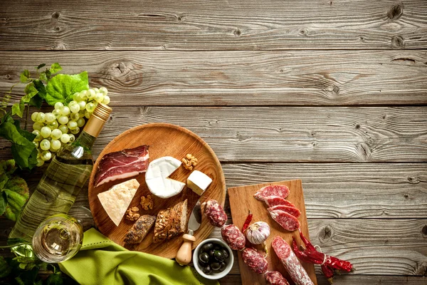 şarap, peynir ve geleneksel sosis ile romantik bir akşam yemeği