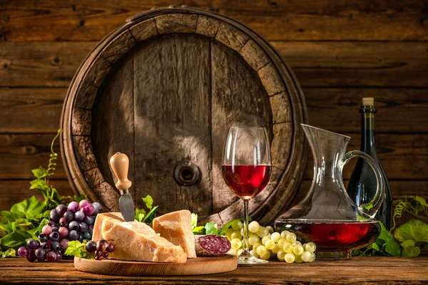 Natura morta con bicchiere di vino rosso — Foto Stock