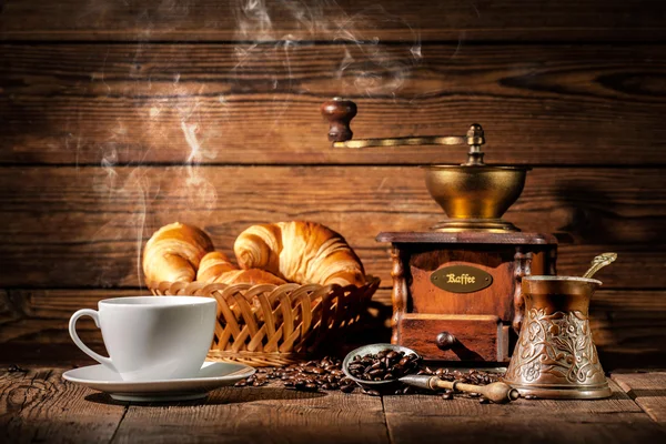 Café e croissants em fundo de madeira — Fotografia de Stock