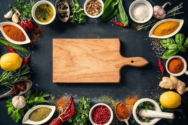 Otlar ve baharatlar siyah taş zemin üzerine