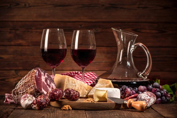 Bodegón con vino, queso y salchichas — Foto de Stock