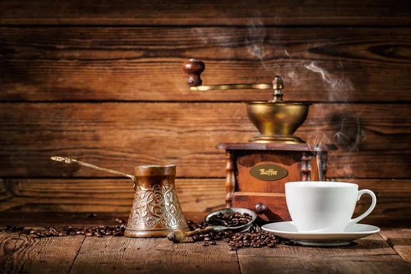 Młynek do kawy, Turek i filiżankę kawy — Zdjęcie stockowe