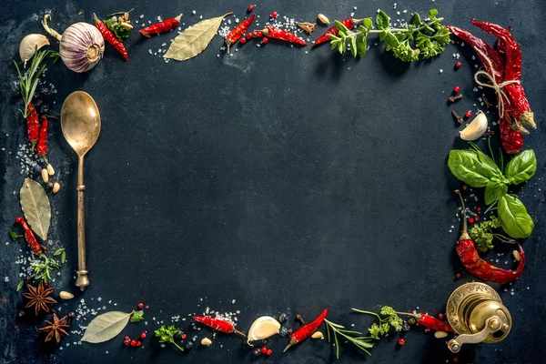 Otlar ve baharatlar siyah taş zemin üzerine
