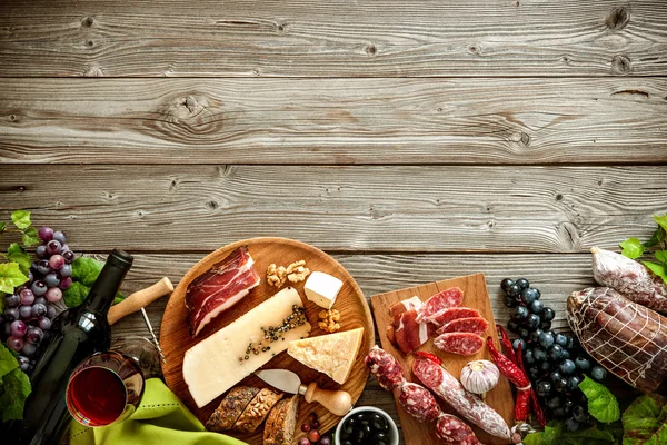 şarap, peynir ve geleneksel sosis ile romantik bir akşam yemeği