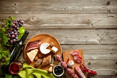 şarap, peynir ve geleneksel sosis ile romantik bir akşam yemeği