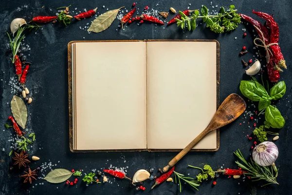 Kruiden en specerijen met een receptenboek — Stockfoto