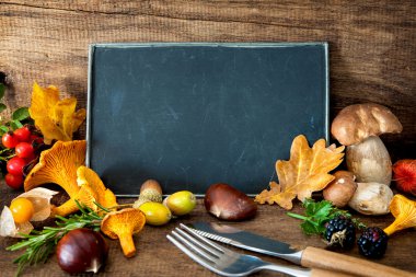 Şükran günü natürmort mantar, mevsimlik meyve ve sebze ile