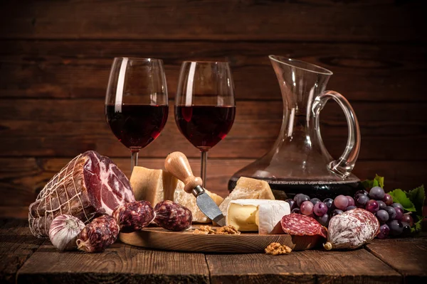 Bodegón con vino, queso y salchichas — Foto de Stock