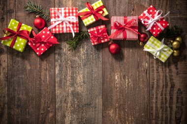 Süslemeleri ve hediye kutularıyla Noel arkaplanı