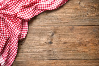 ahşap masa üzerinde masa örtüsü