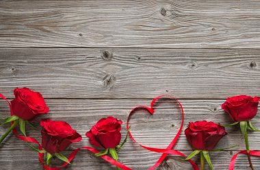 ahşap tahta üzerinde kırmızı gül
