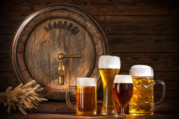 Barile di birra con bicchieri di birra — Foto Stock