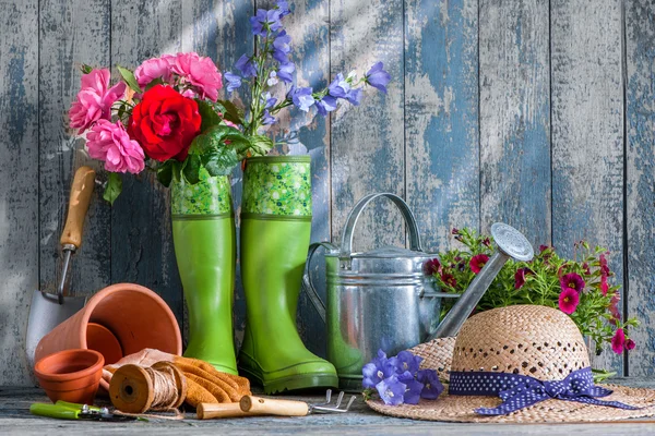 Trädgårdsredskap och blommor på terrassen — Stockfoto