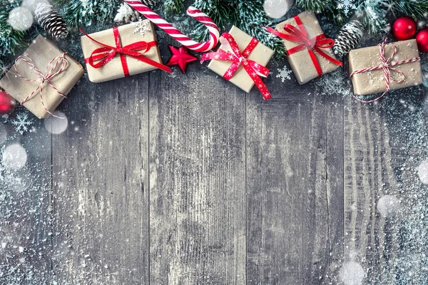 Karácsonyi háttér dekorációk és ajándékdobozok — Stock Fotó