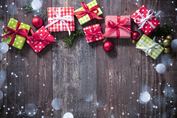 Sfondo di Natale con decorazioni e scatole regalo — Foto Stock