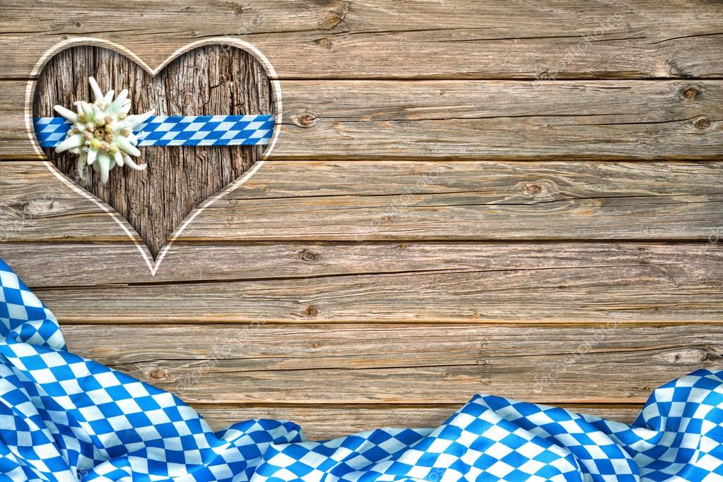 Forma de corazón sobre fondo de madera — Foto de stock © alexraths