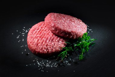 Ham sığır eti hamburger köftesi baharatlar ile
