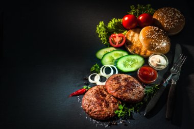 Hamburger için diğer malzemelerle ızgara sığır köftesi