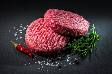 Ham sığır eti hamburger köftesi baharatlar ile