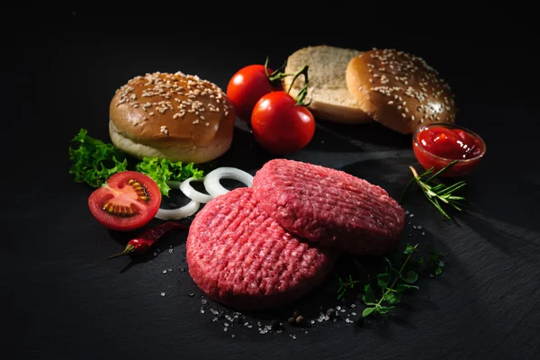 Galettes de boeuf cru avec d'autres ingrédients pour hamburgers — Photo