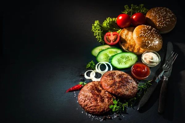 Hamburguesas a la parrilla con otros ingredientes para hamburguesas —  Fotos de Stock