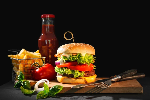 Deliciosa hamburguesa con papas fritas —  Fotos de Stock