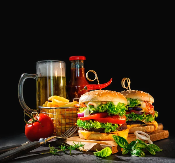 Deliciosas hamburguesas con papas fritas —  Fotos de Stock