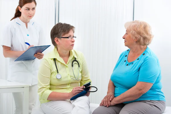 Médico y paciente —  Fotos de Stock