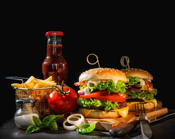 Deliciosas hamburguesas con papas fritas —  Fotos de Stock