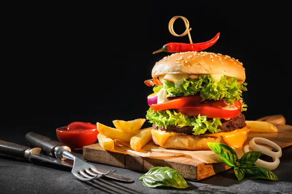 Delicioso hambúrguer com batatas fritas — Fotografia de Stock