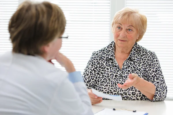 Läkare och patient — Stockfoto