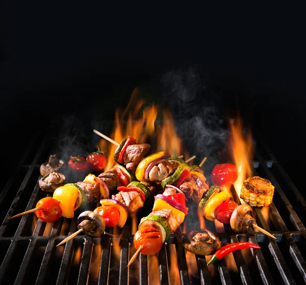 Kebabs de carne com legumes na grelha flamejante — Fotografia de Stock