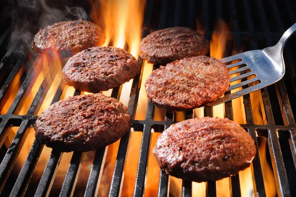 Carne hamburguesa hamburguesas chisporroteando en la barbacoa —  Fotos de Stock