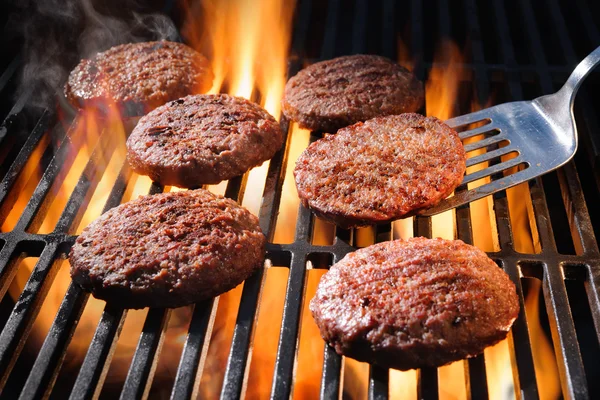 Barbekü üzerinde cızırtılı sığır eti hamburger köftesi