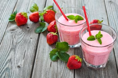 iki bardak çilek smoothie