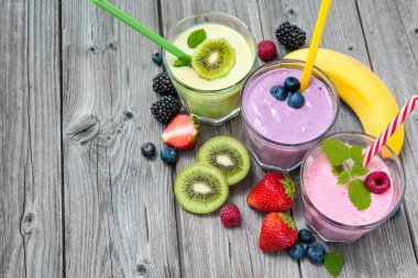 Taze meyve ile sağlıklı smoothies