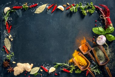 Otlar ve baharatlar siyah taş zemin üzerine