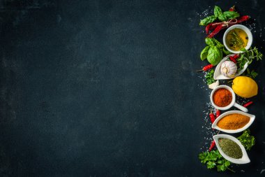 Otlar ve baharatlar siyah taş zemin üzerine