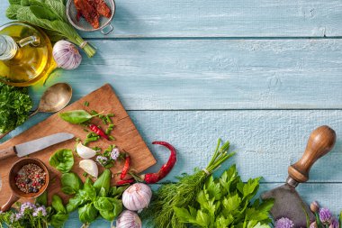 Tahta masada taze otlar ve baharatlar.