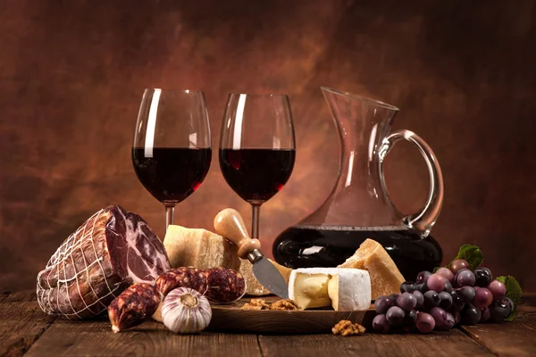 Bodegón con vino, queso y salchichas — Foto de Stock