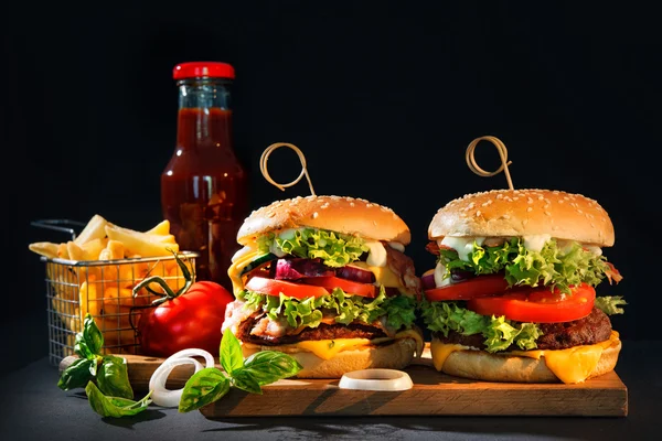 Heerlijke hamburgers met friet — Stockfoto