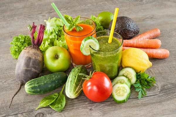 Verschiedene Obst- und Gemüsesäfte — Stockfoto