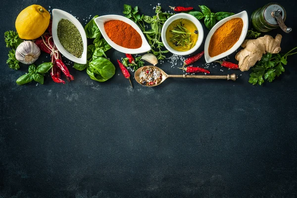 Otlar ve baharatlar siyah taş zemin üzerine