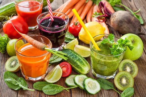 Divers jus de fruits et légumes — Photo